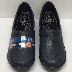 Easy Works by Easy Street Navy blue, embossed clogs size 8W
